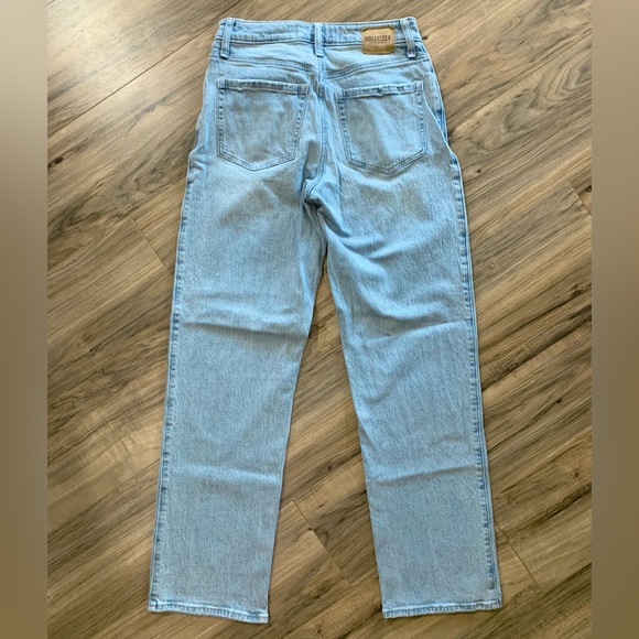 Hollister Light wash dad jeans high rise. Size 6 long. Excellent condition - Picture 3 of 3